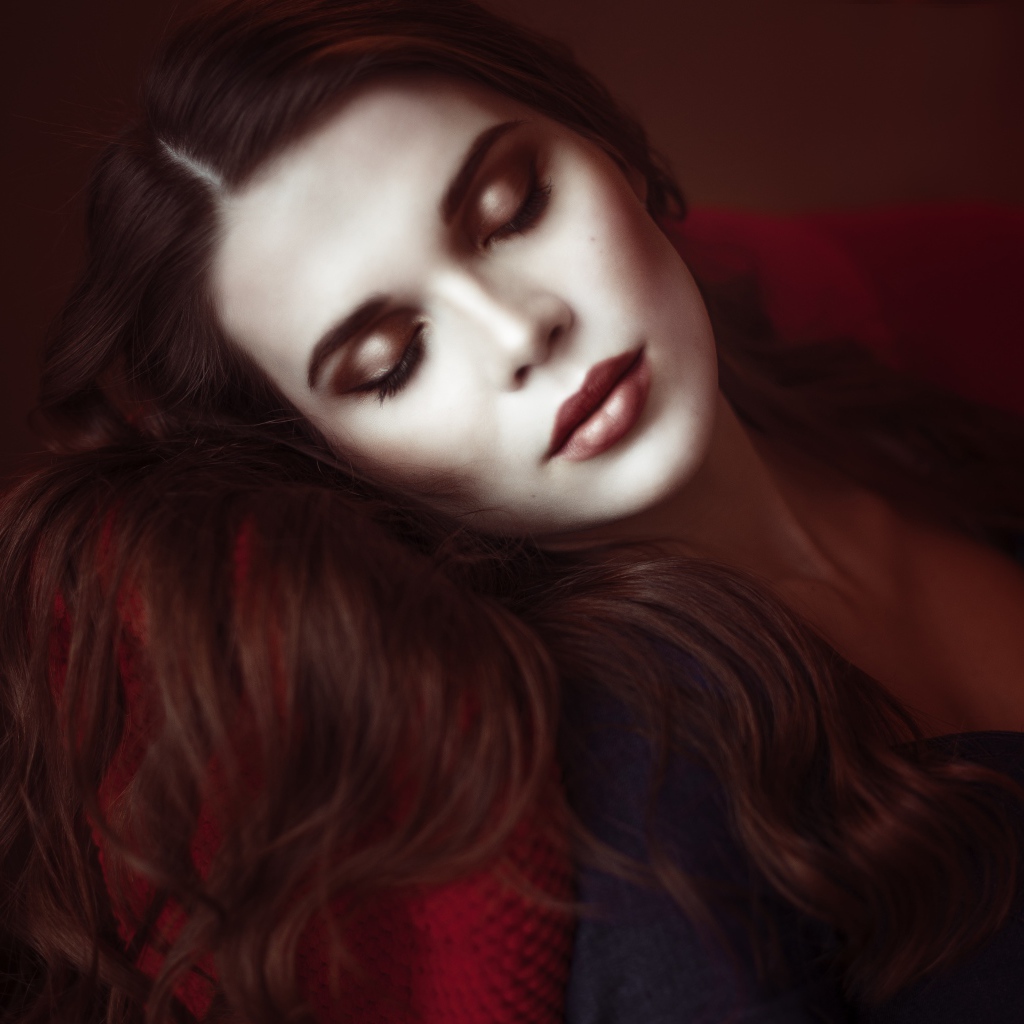 Нежная девушка спящая красавица