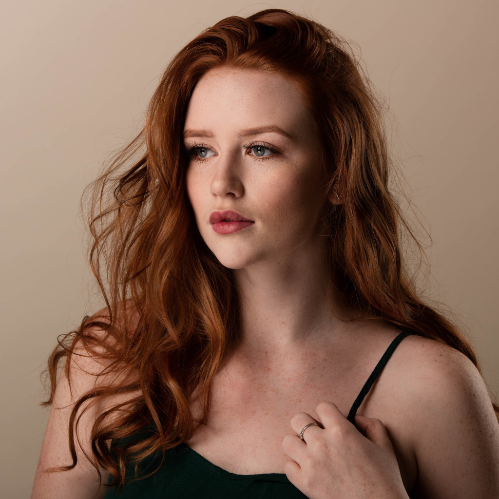 Нежная молодая рыжеволосая девушка