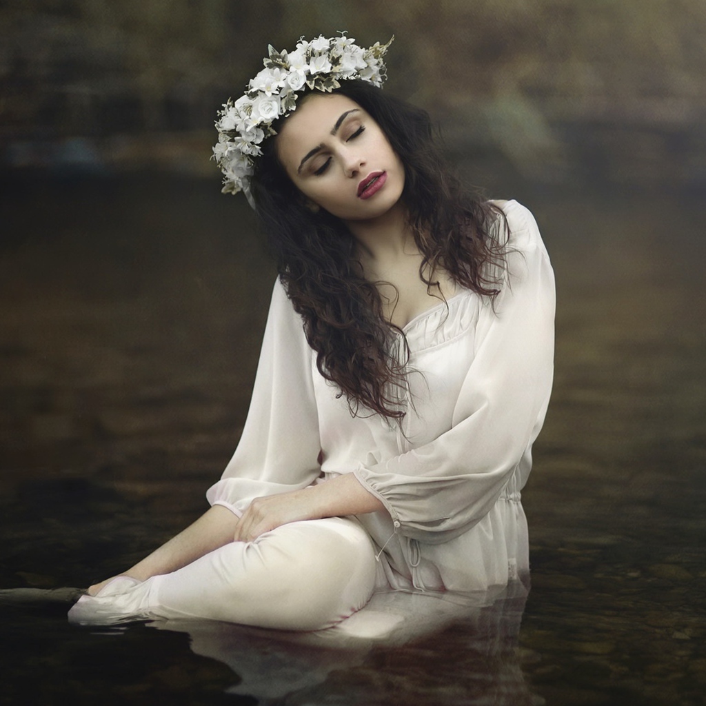 Девушка в красивом белом платье в воде