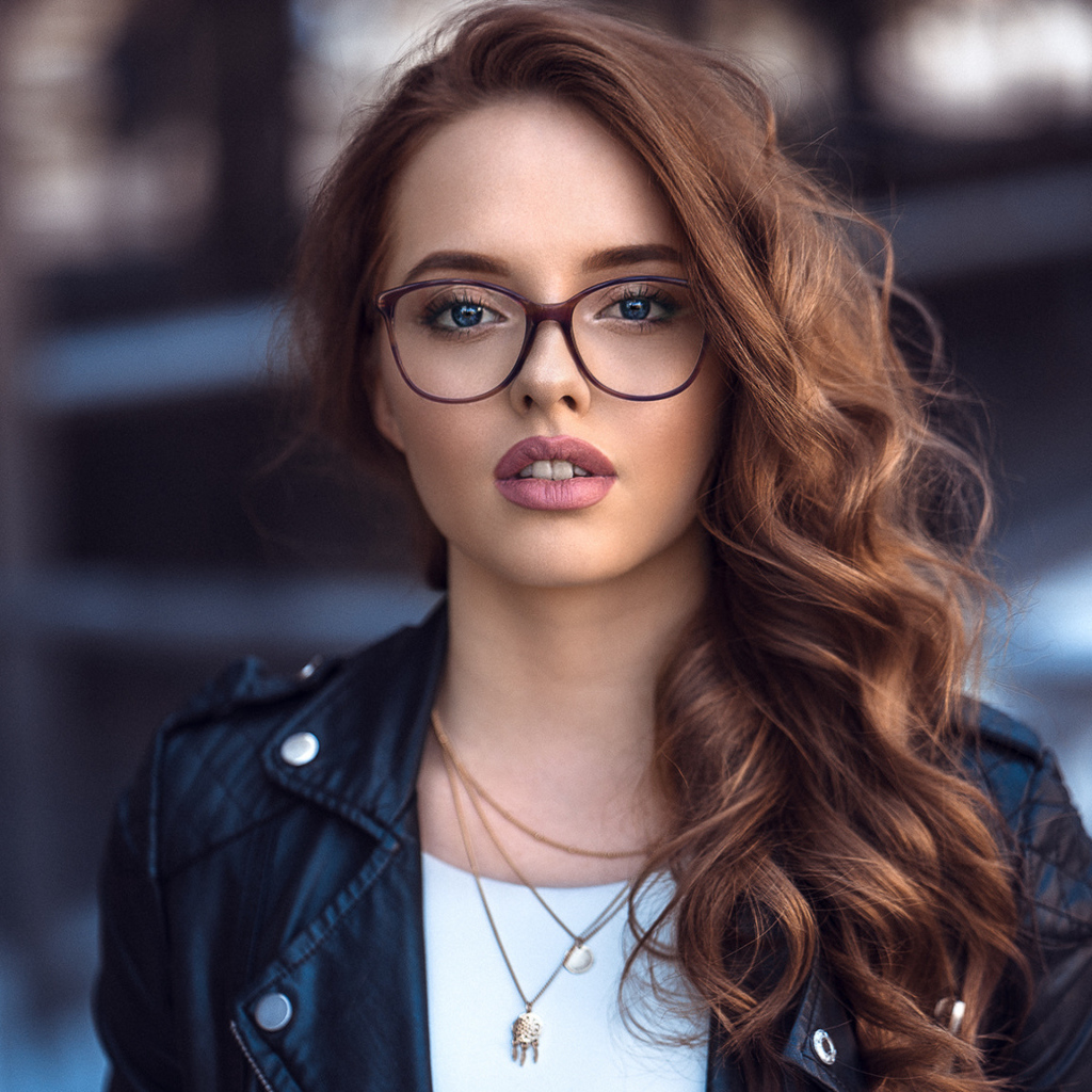 Девушка в черной куртке в очках 