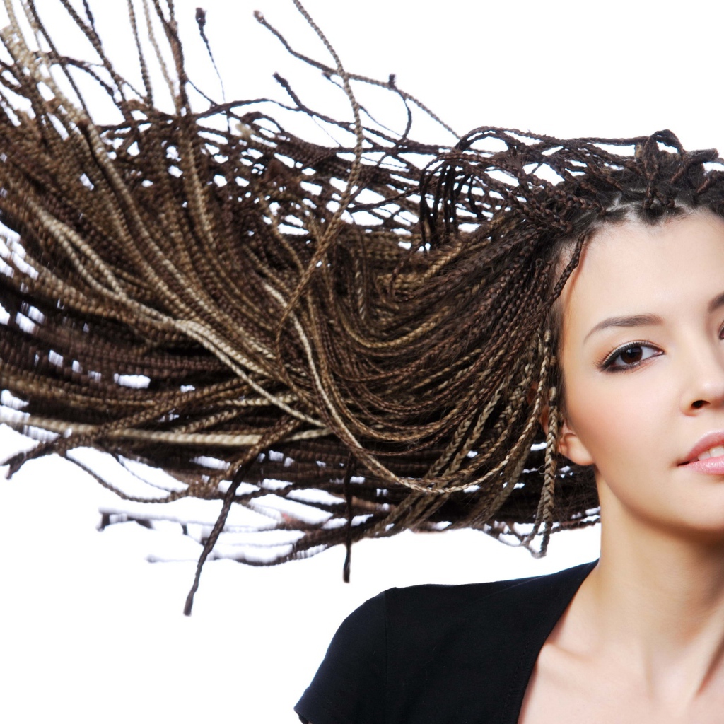 Девушка с прической косичками на голове на белом фоне