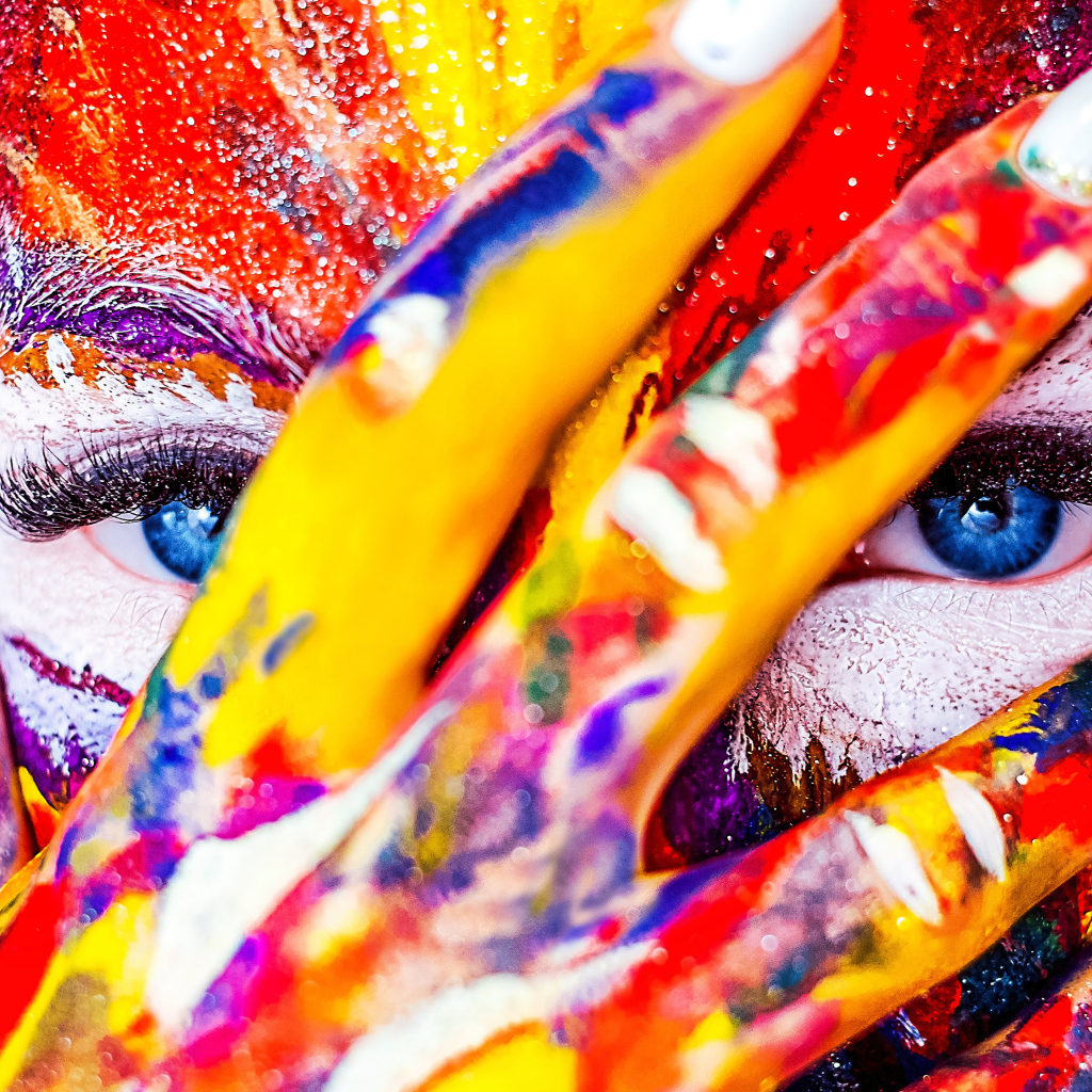 Девушка с разрисованным краской лицом