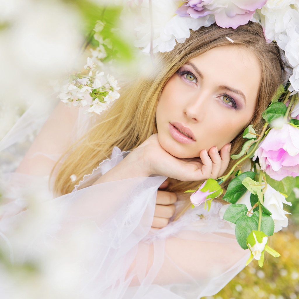 Зеленоглазая девушка в цветах розы