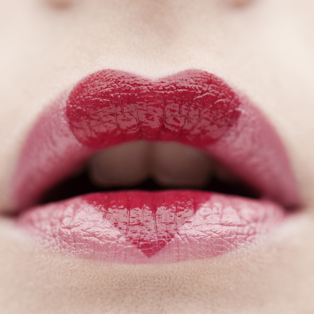 Сердце нарисовано губной помадой на губах 