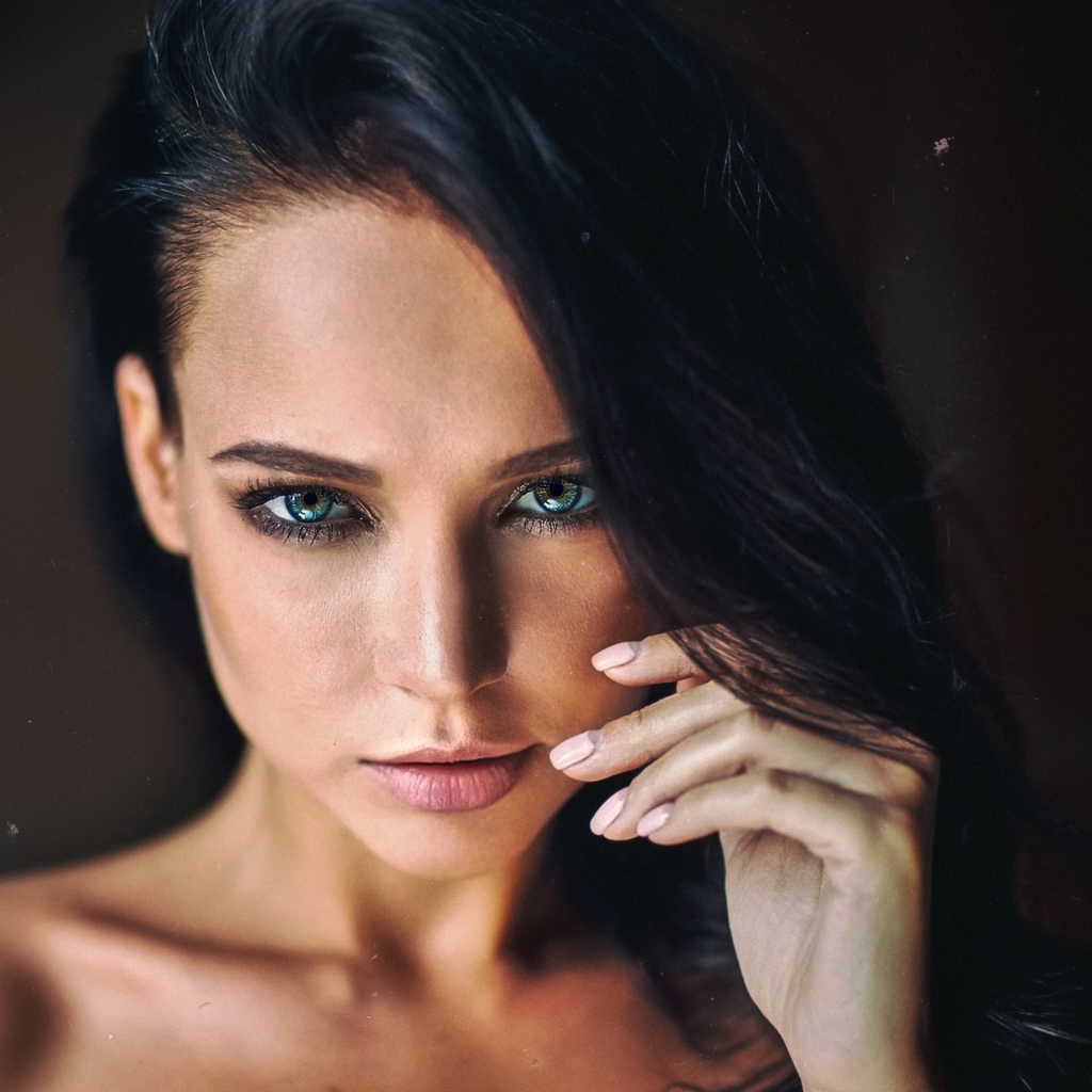 Горячая брюнетка с красивыми глазами