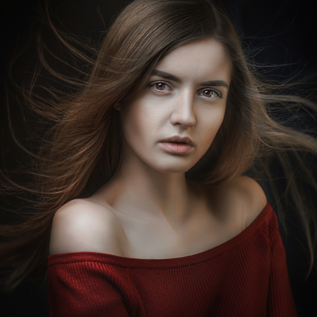 Длинноволосая красивая девушка в красном свитере