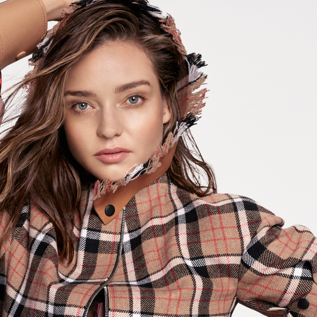 Модель Миранда Керр на белом фоне