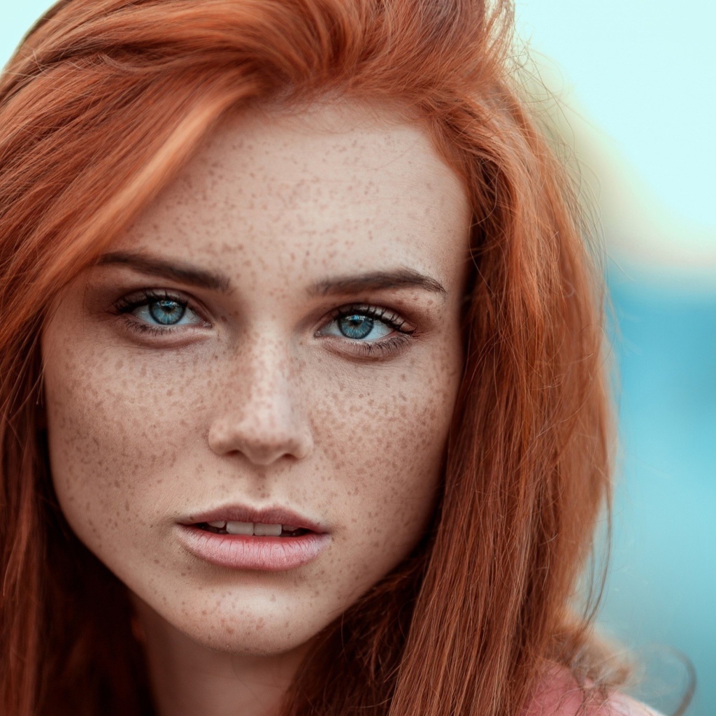 Рыжеволосая девушка голубоглазая девушка с веснушками 