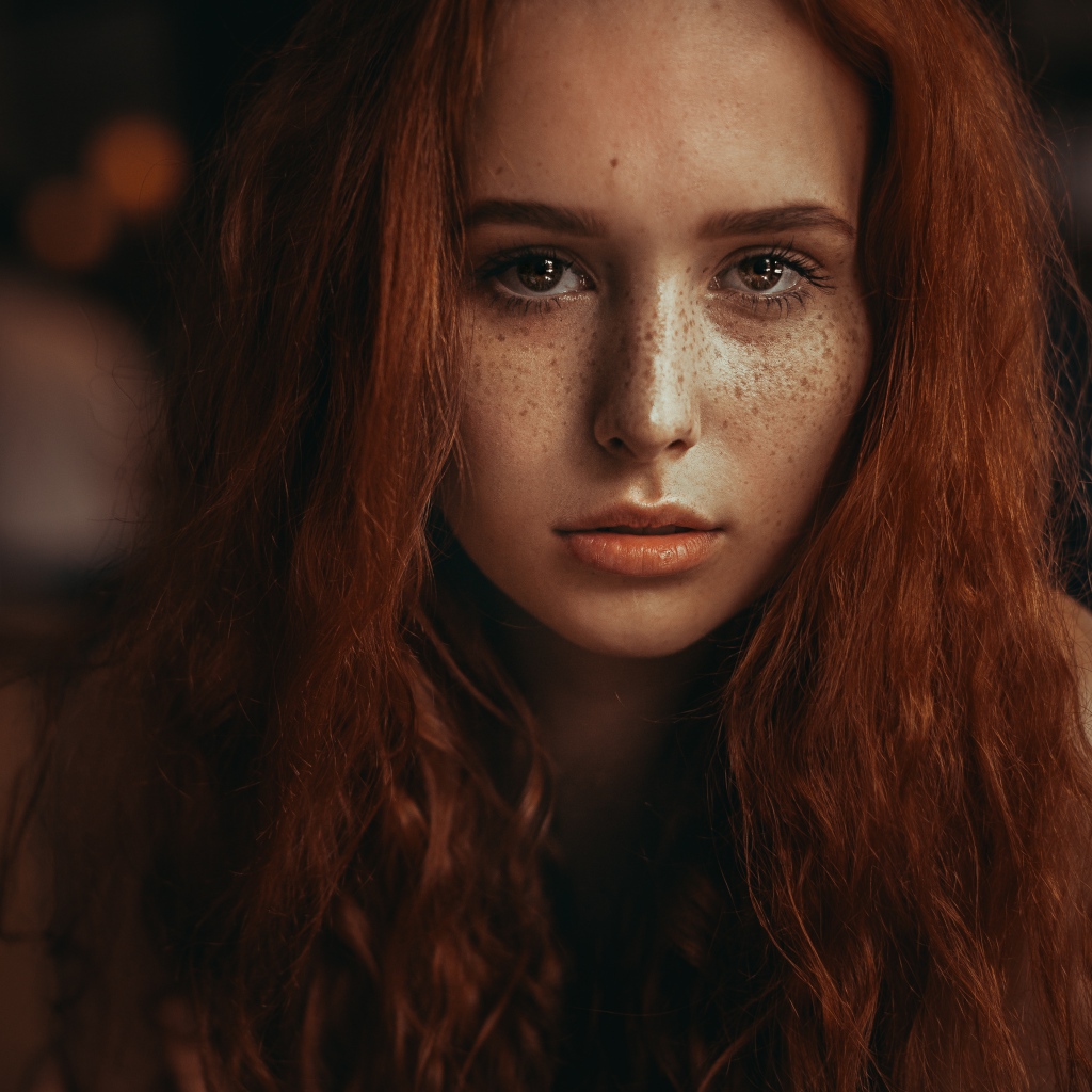 Рыжеволосая девушка с красивыми глазами 
