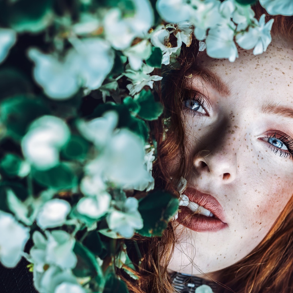Рыжеволосая девушка с веснушками в белых цветах 