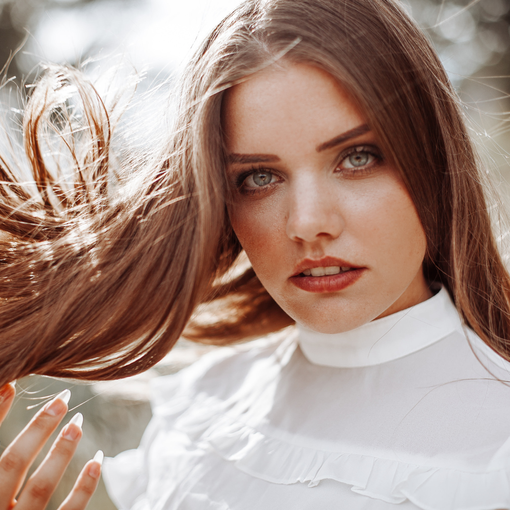 Рыжеволосая девушка с распущенными длинными волосами