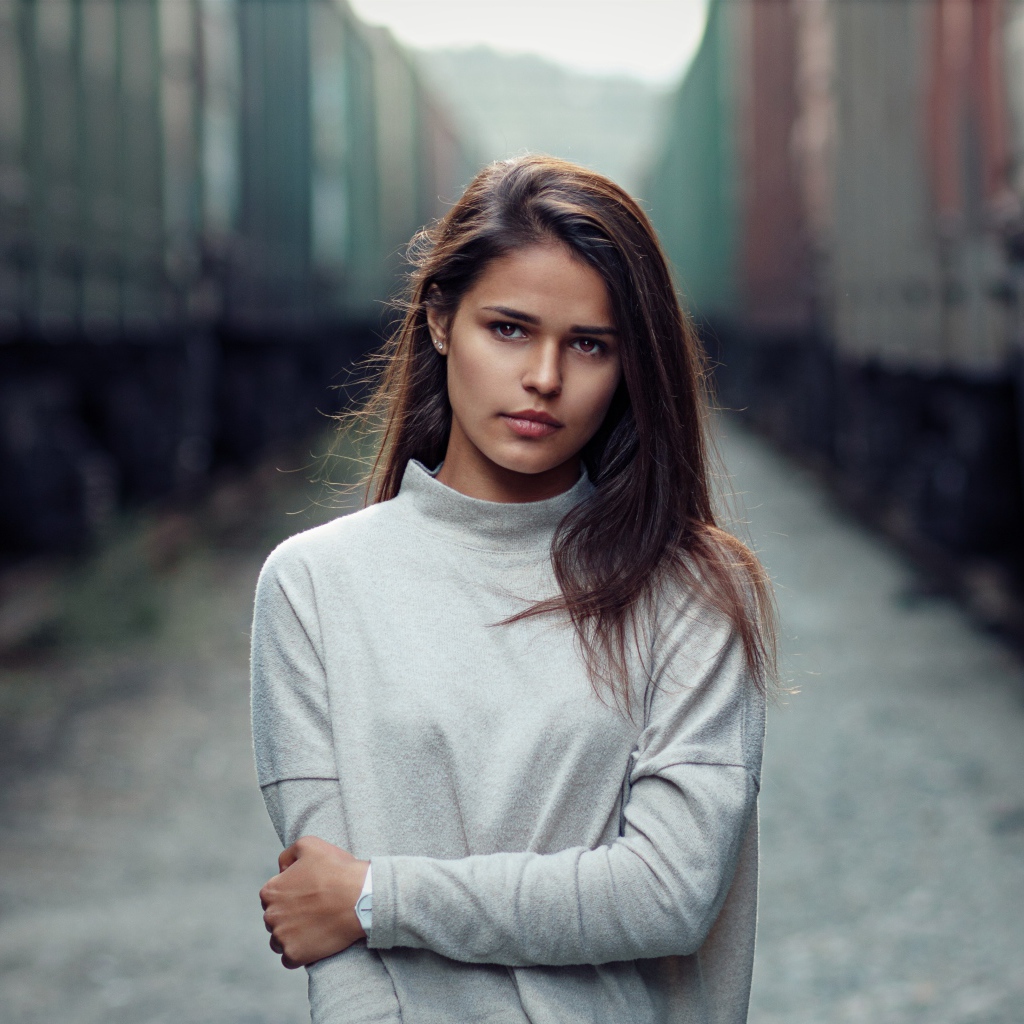 Грустная шатенка с карими глазами