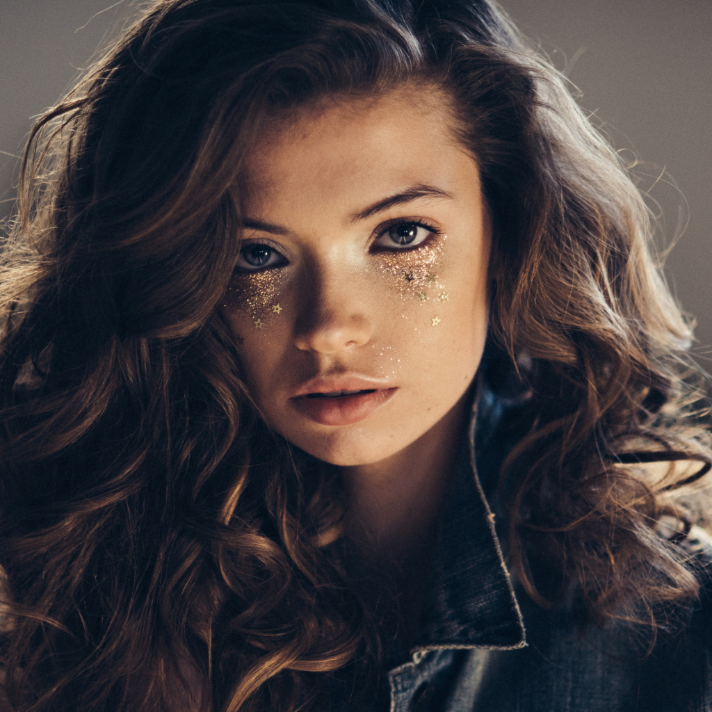 Грустная шатенка в жилетке 