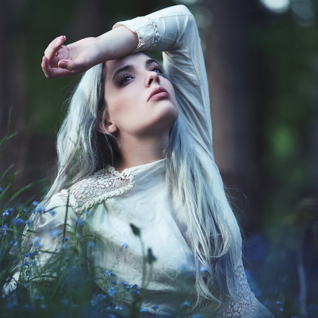 Грустная молодая блондинка в голубых цветах