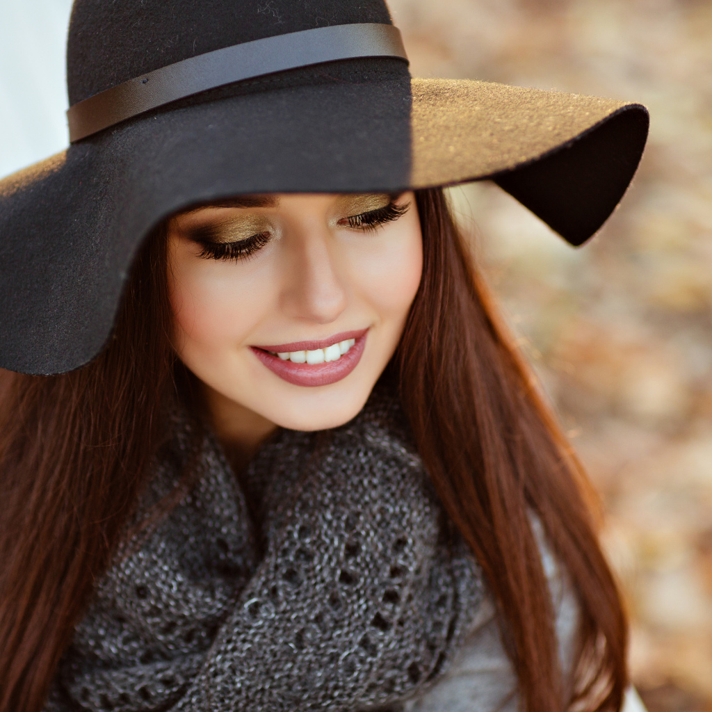Улыбающаяся шатенка в большой черной шляпе