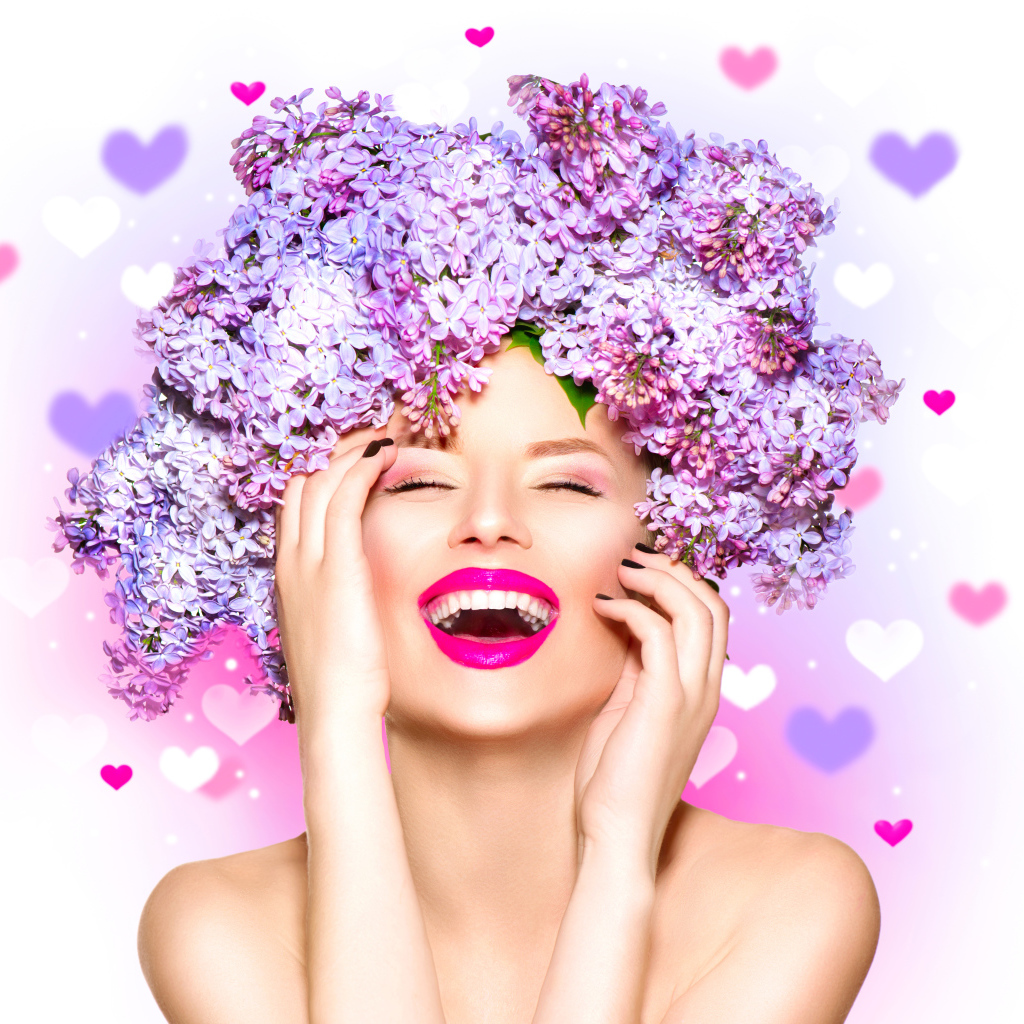 Улыбающаяся девушка с цветами сирени на голове