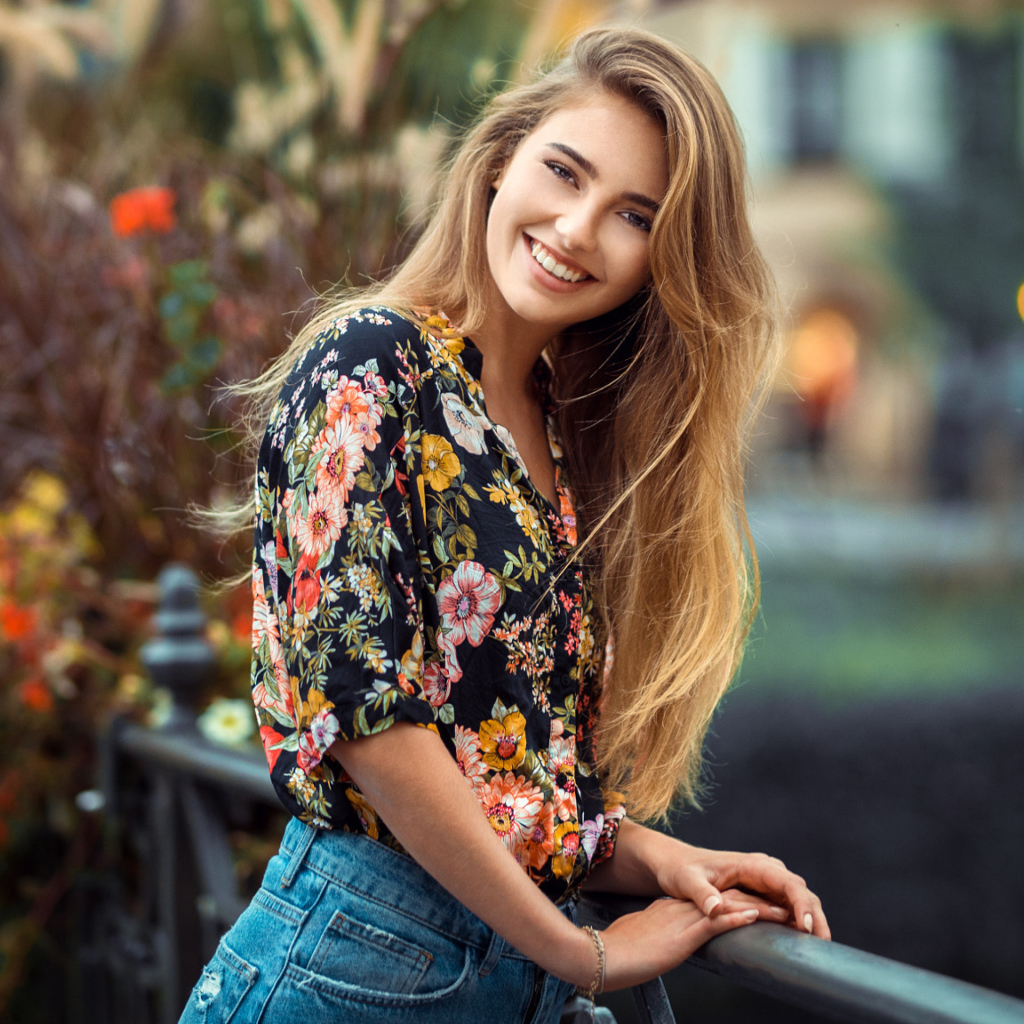 Улыбающаяся девушка с длинными волосами