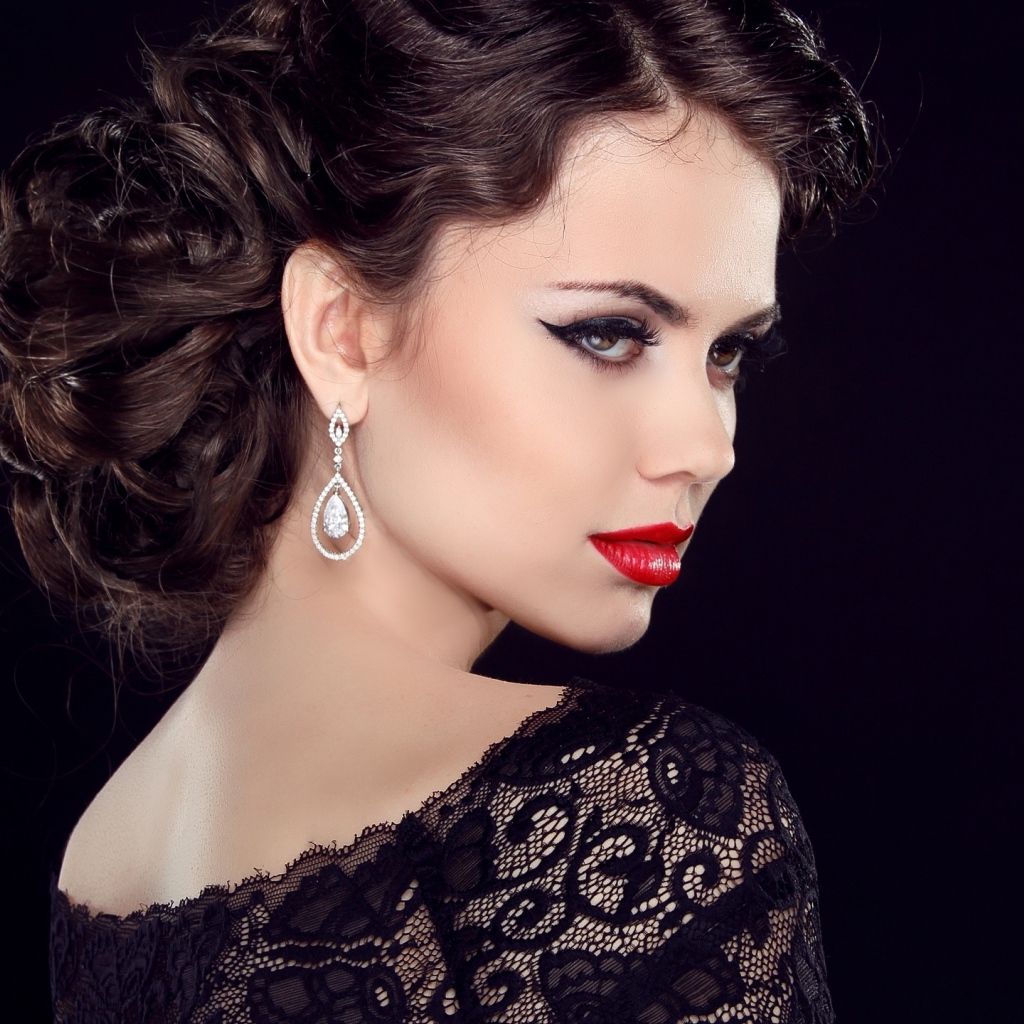 Эффектная брюнетка с ярким макияжем в черном платье