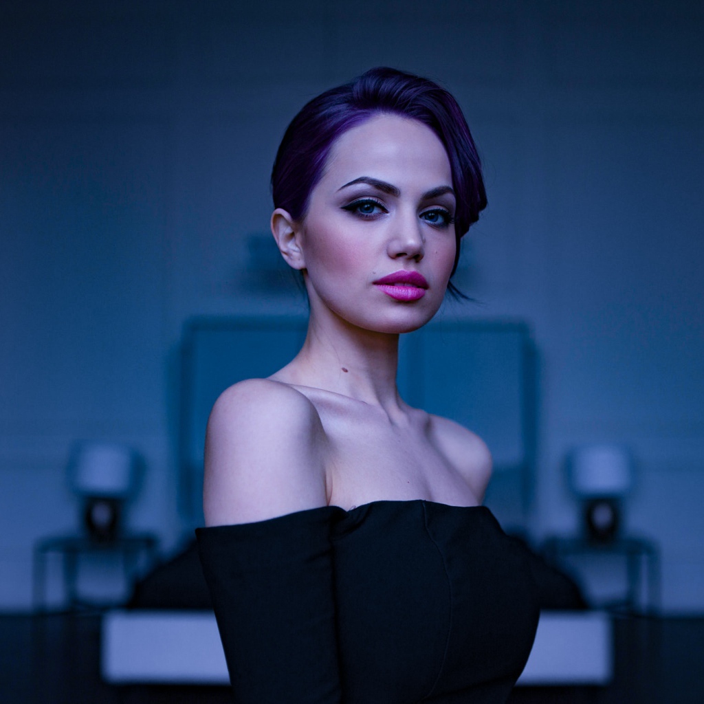 Стильная голубоглазая девушка с красивым макияжем