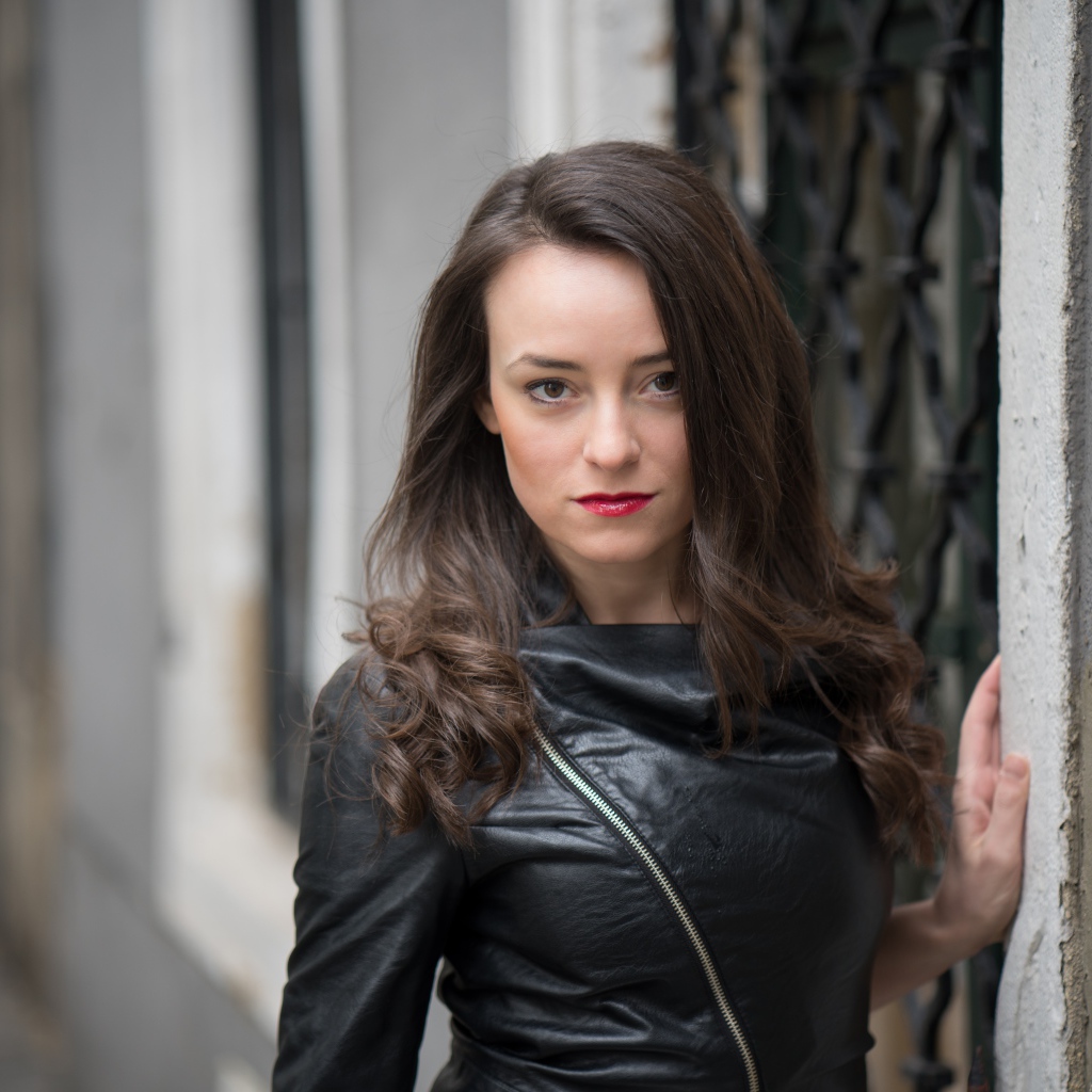 Стильная девушка брюнетка в черной кожаной куртке