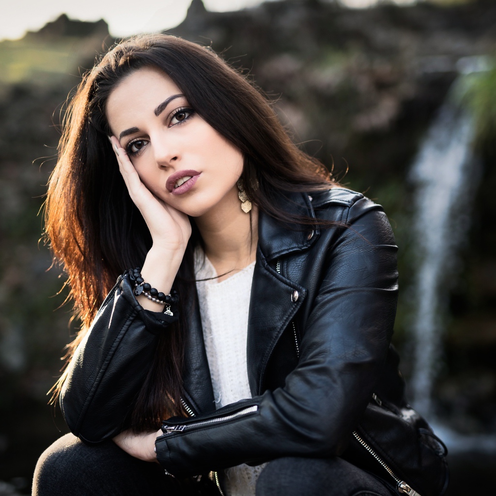 Стильная брюнетка в черной кожаной куртке