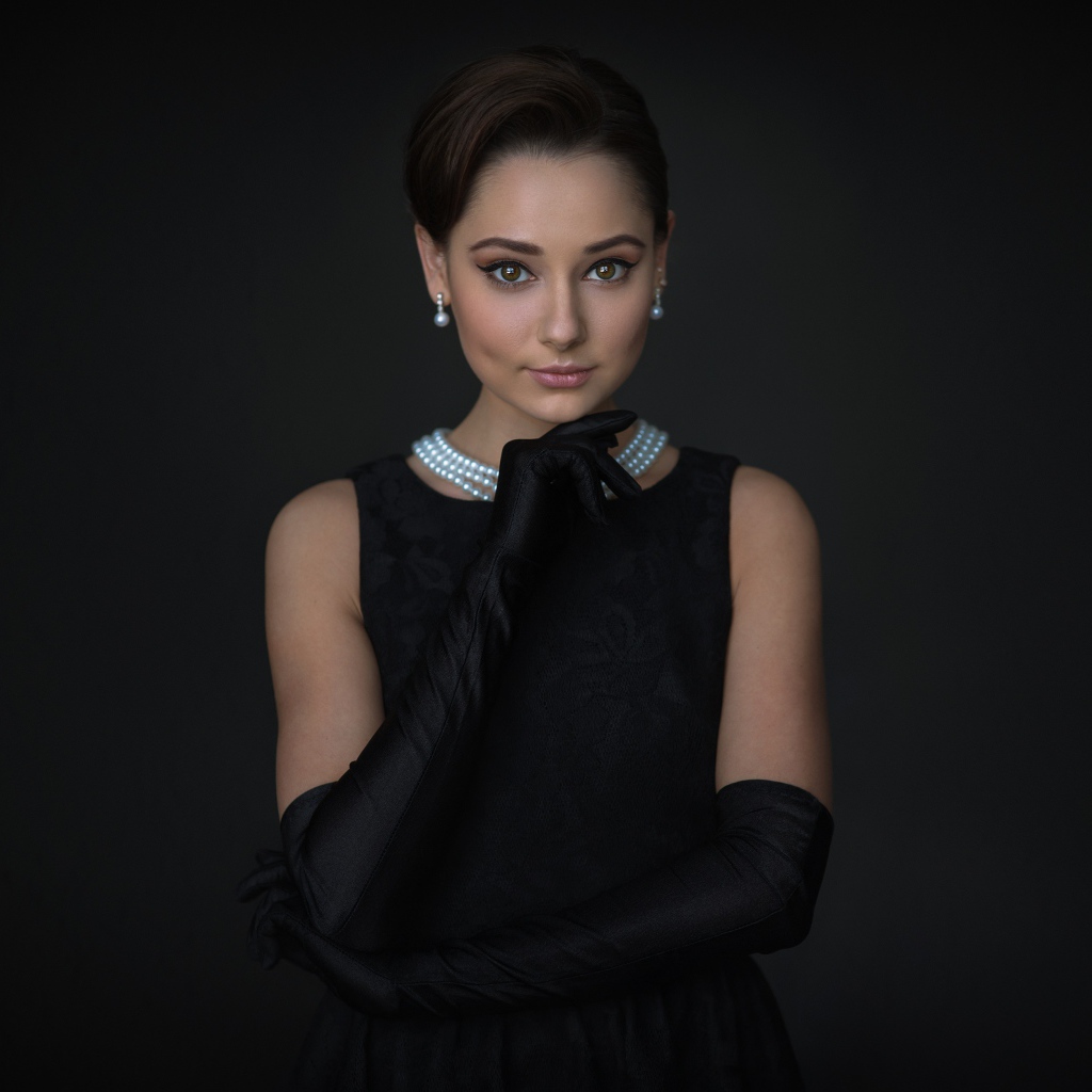 Стильная девушка в маленьком черном платье