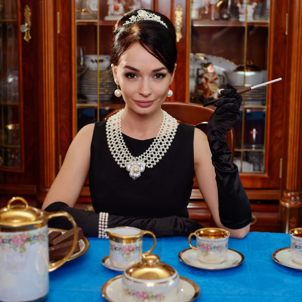 Стильная девушка в ретро стиле за столом с чаем