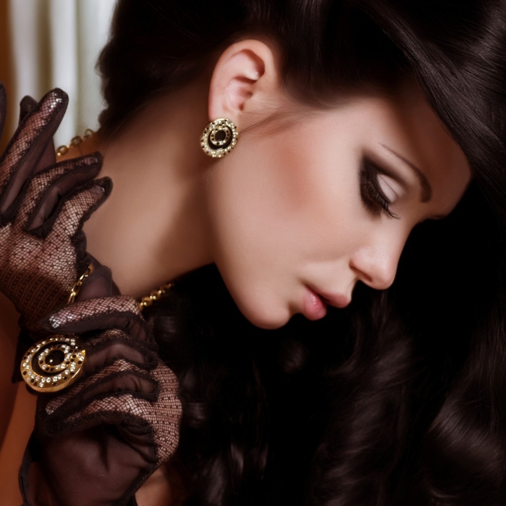 Стильная длинноволосая брюнетка с дорогими украшениями