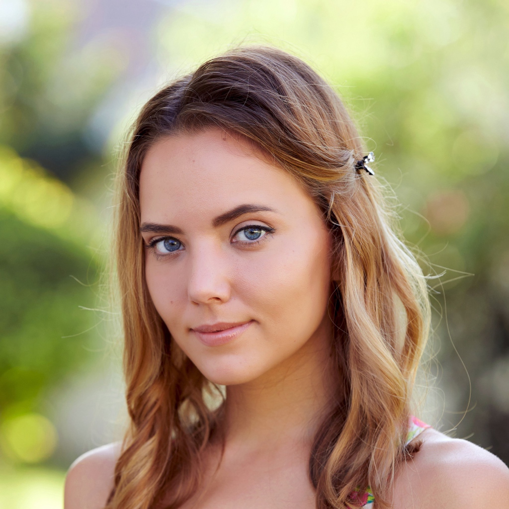 Нежная голубоглазая шатенка с заколкой в волосах 