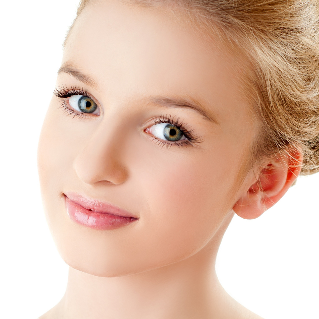 Нежная милая девушка лицо крупным планом на белом фоне