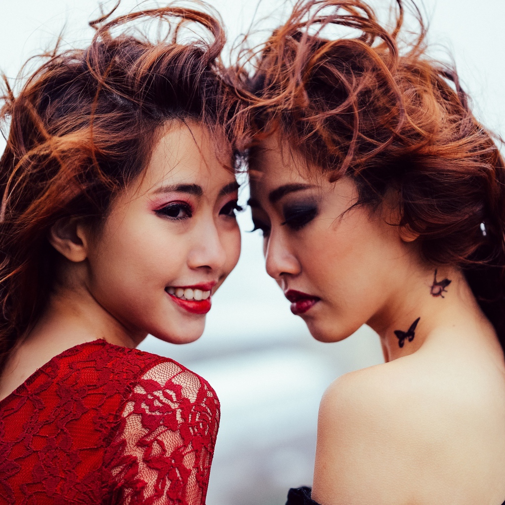 Две девушки азиатки с ярким макияжем 