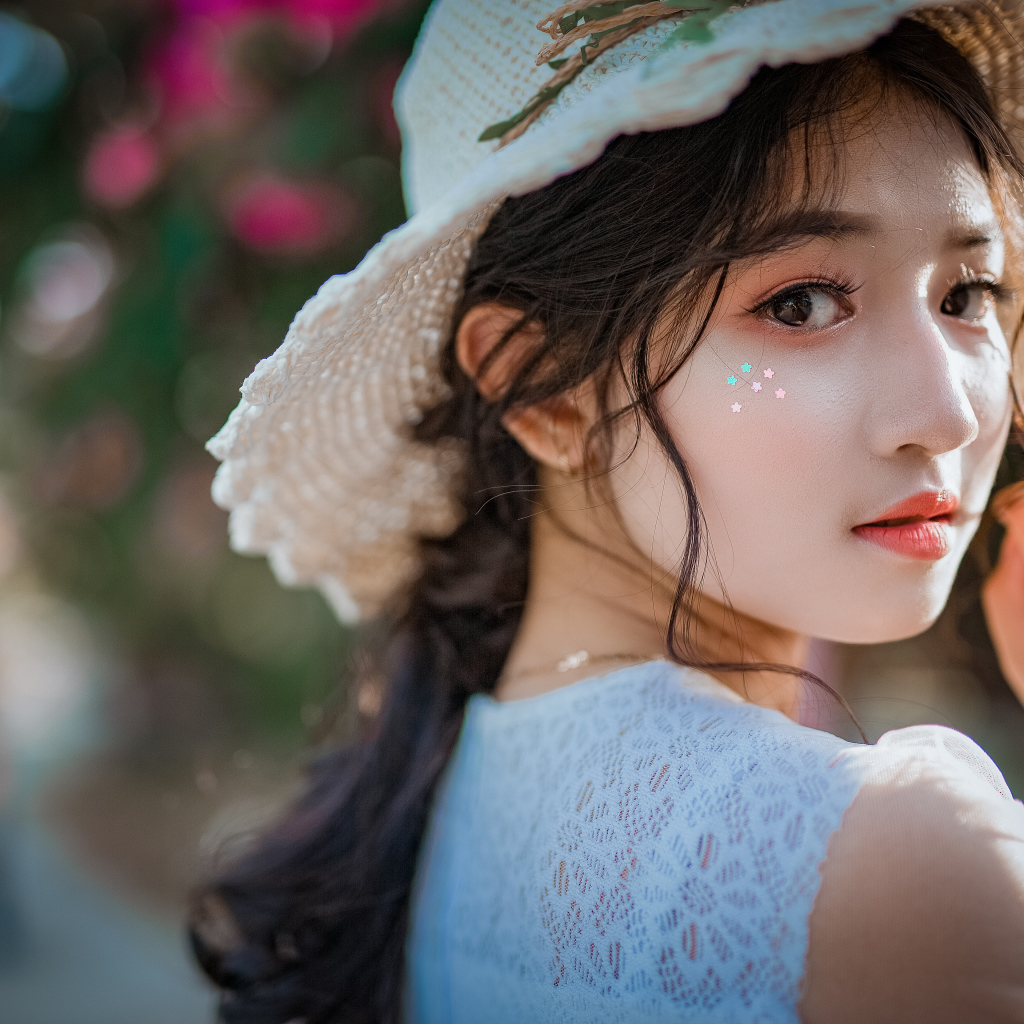 Молодая азиатка с соломенной шляпе 