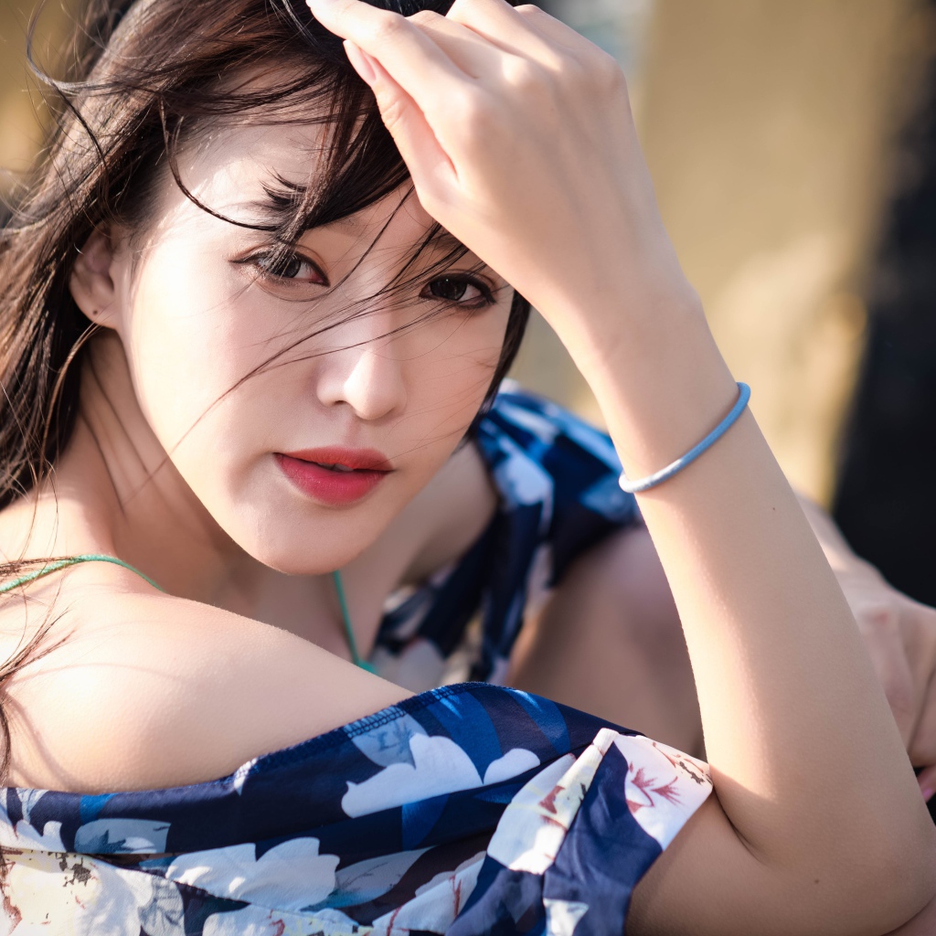 Молодая азиатка в лучах солнца