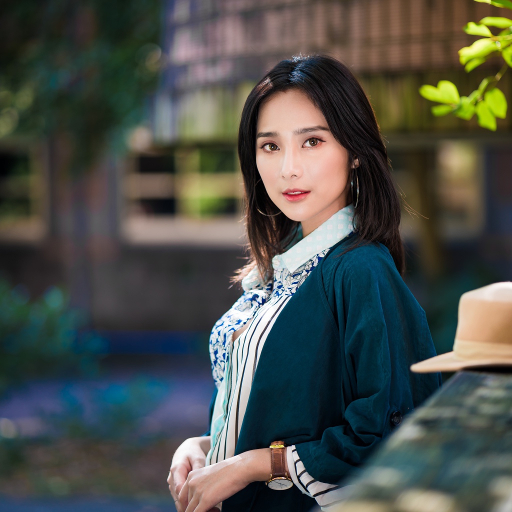 Молодая девушка азиатка со шляпой 