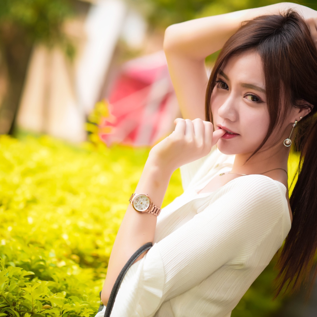 Молодая азиатка с часами на руке