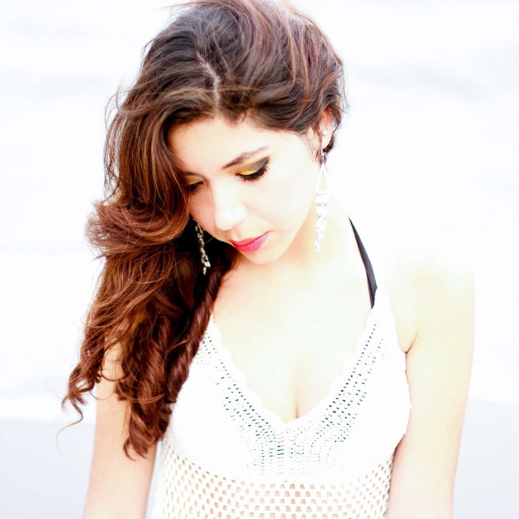 Молодая красивая девушка в белом