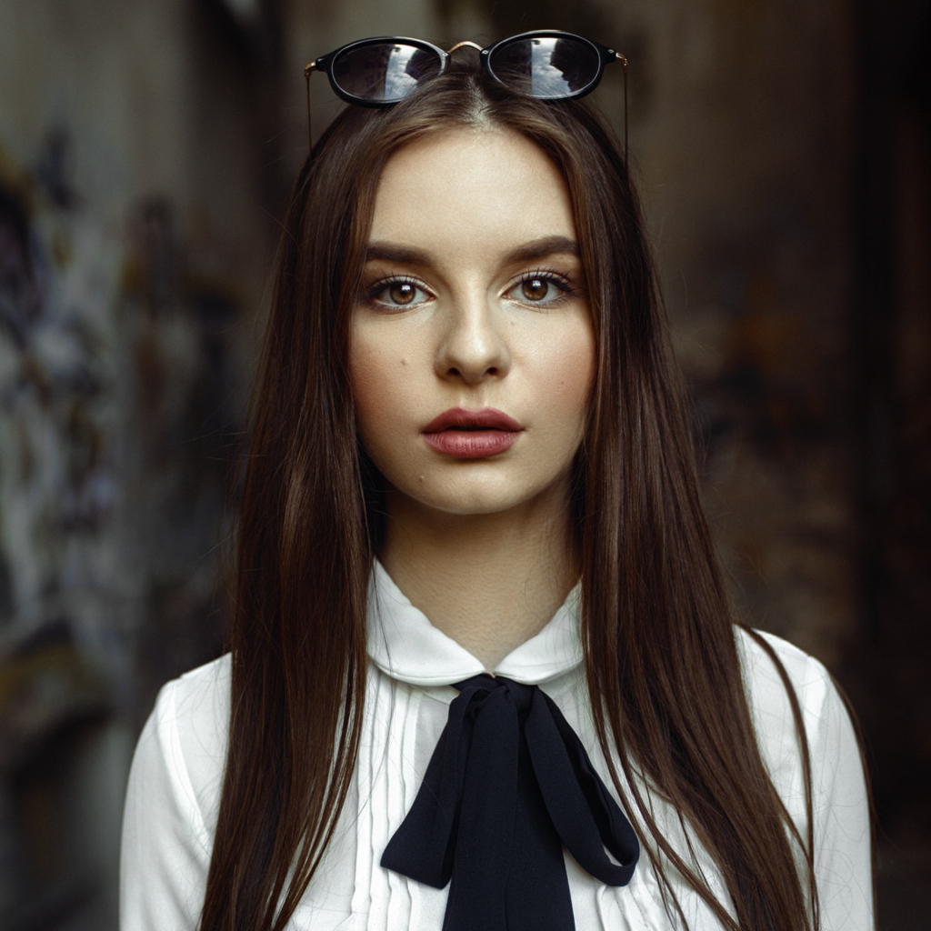 Молодая красивая девушка с очками на голове