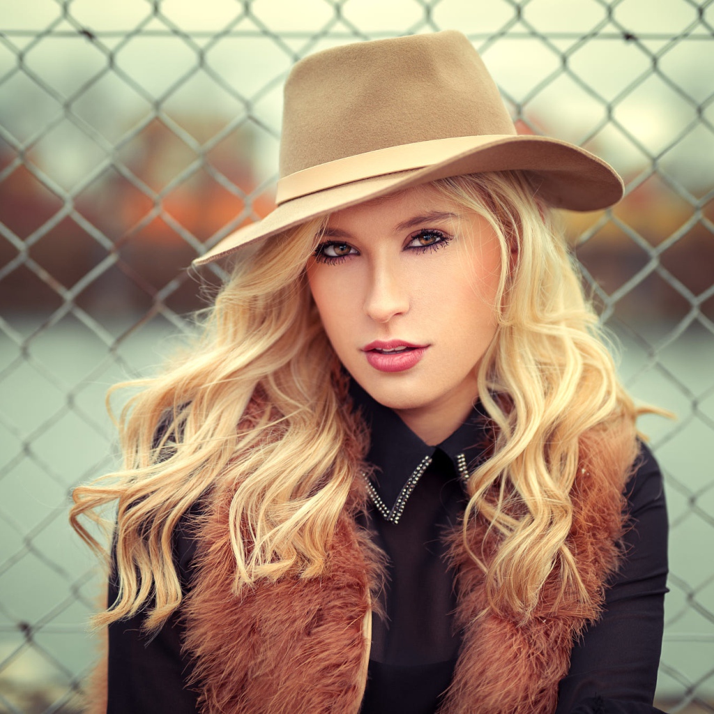 Молодая блондинка в шляпе