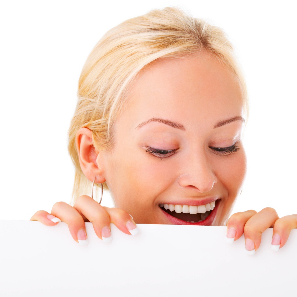 Молодая блондинка с красивой улыбкой на белом фоне