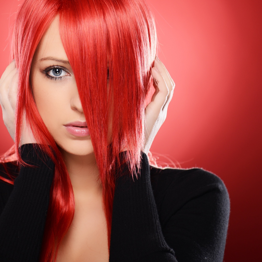 Молодая голубоглазая девушка с крашеными волосами