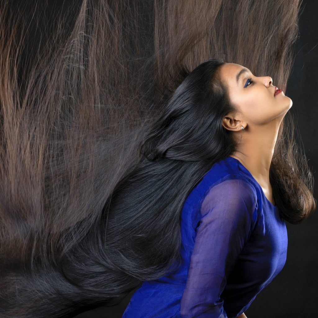 Молодая девушка брюнетка с длинными волосами 