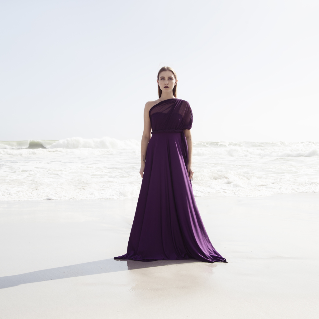 Молодая брюнетка в красивом фиолетовом платье