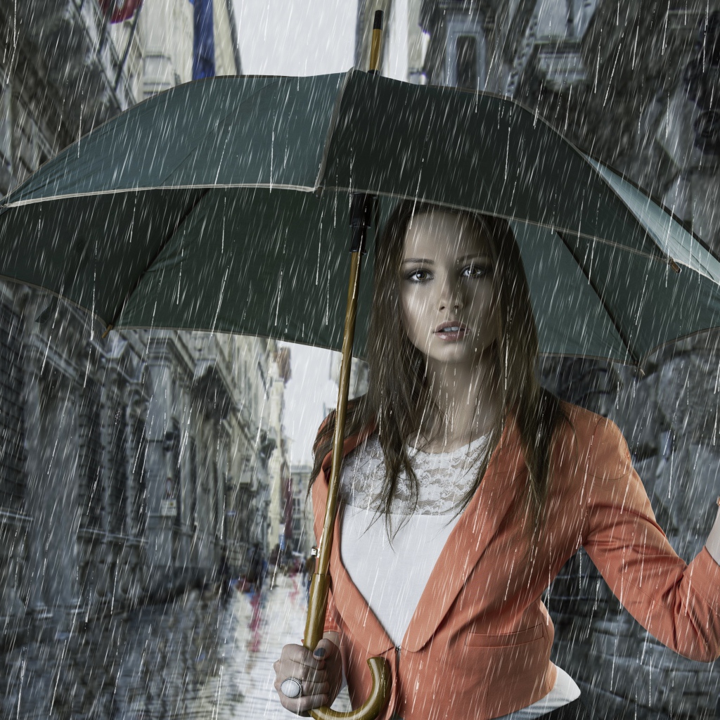 Молодая девушка с зонтом под дождем