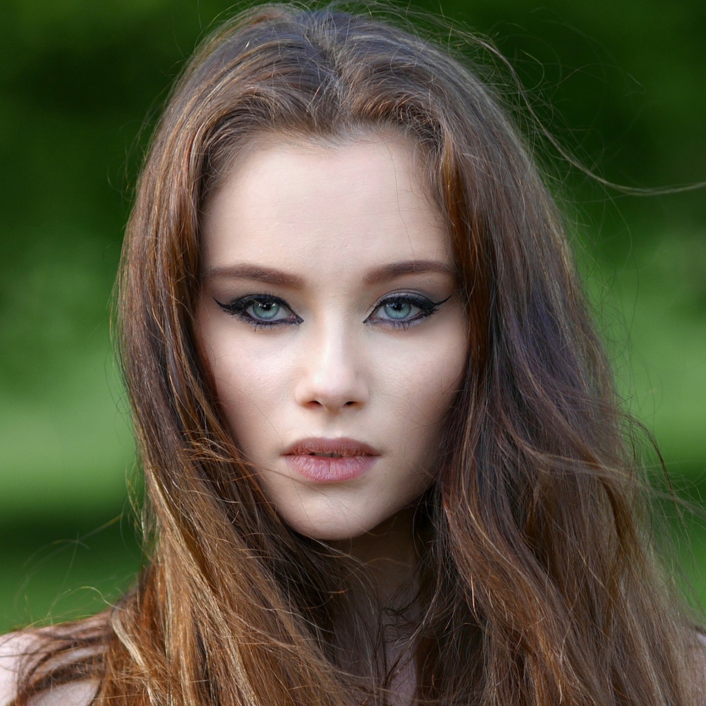 Молодая девушка с красивыми накрашенными глазами 