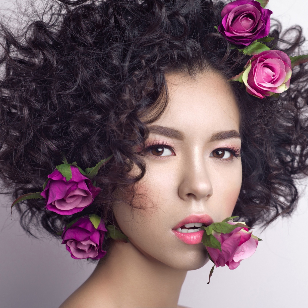 Молодая девушка с кудрявыми волосами с розами