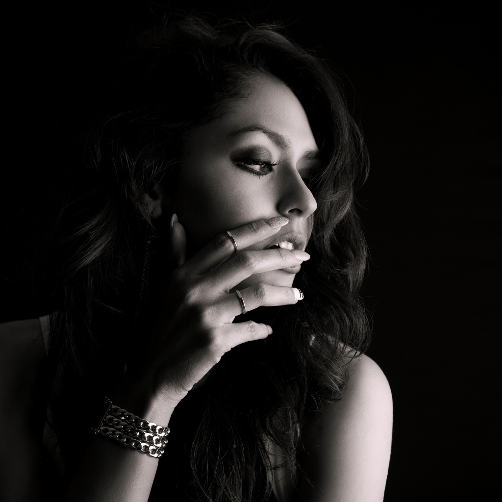 Молодая девушка с украшениями на руке черно-белое фото