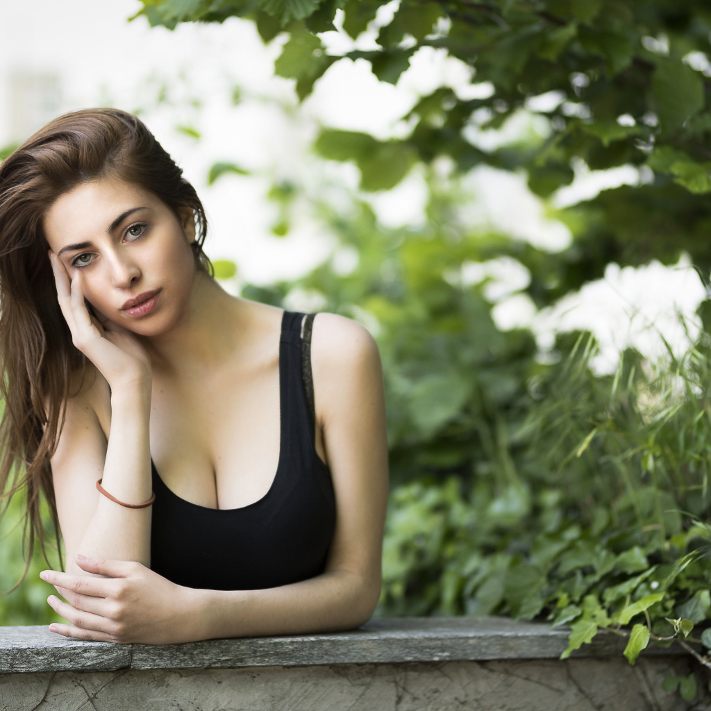 Молодая длинноволосая девушка в черной майке