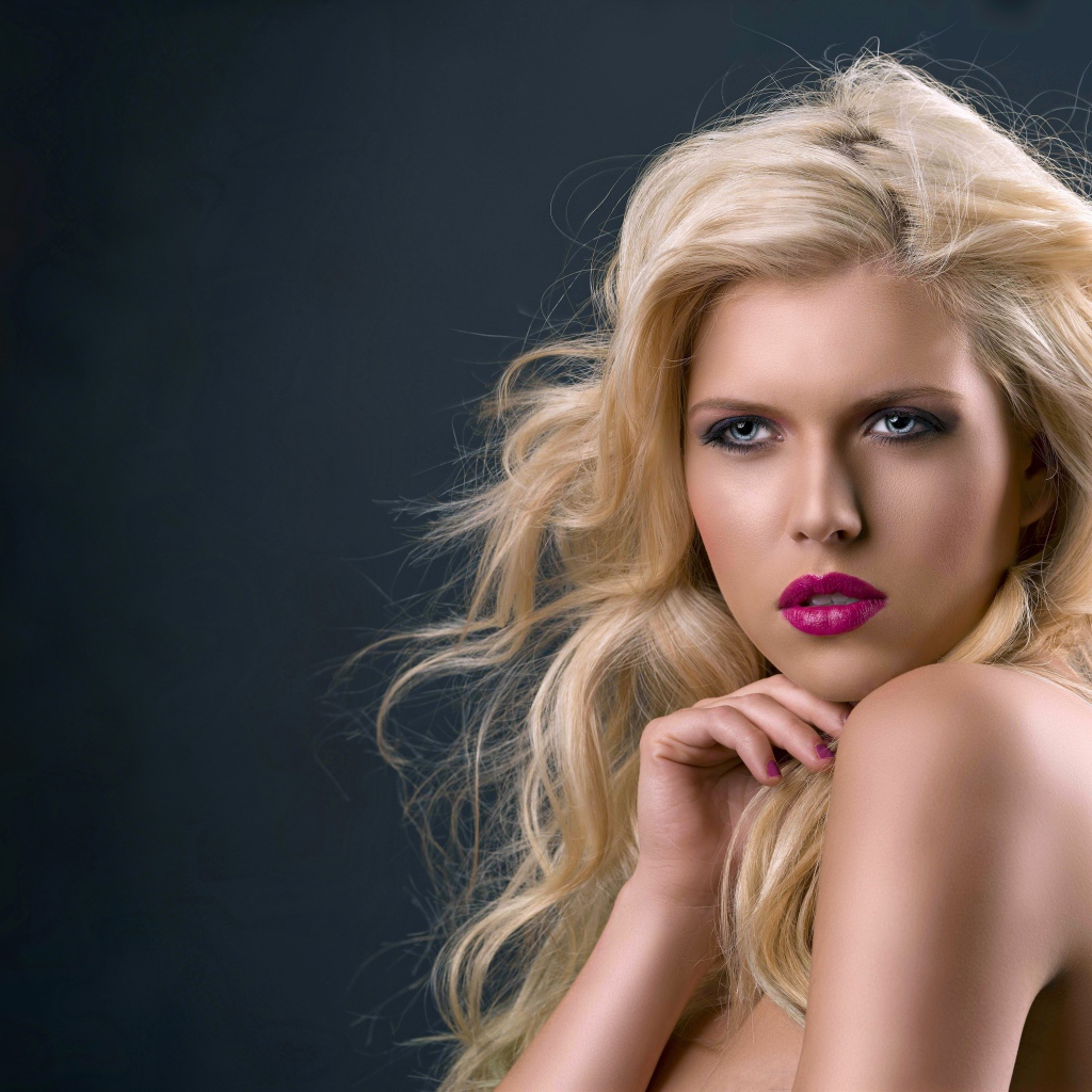 Молодая эффектная голубоглазая блондинка