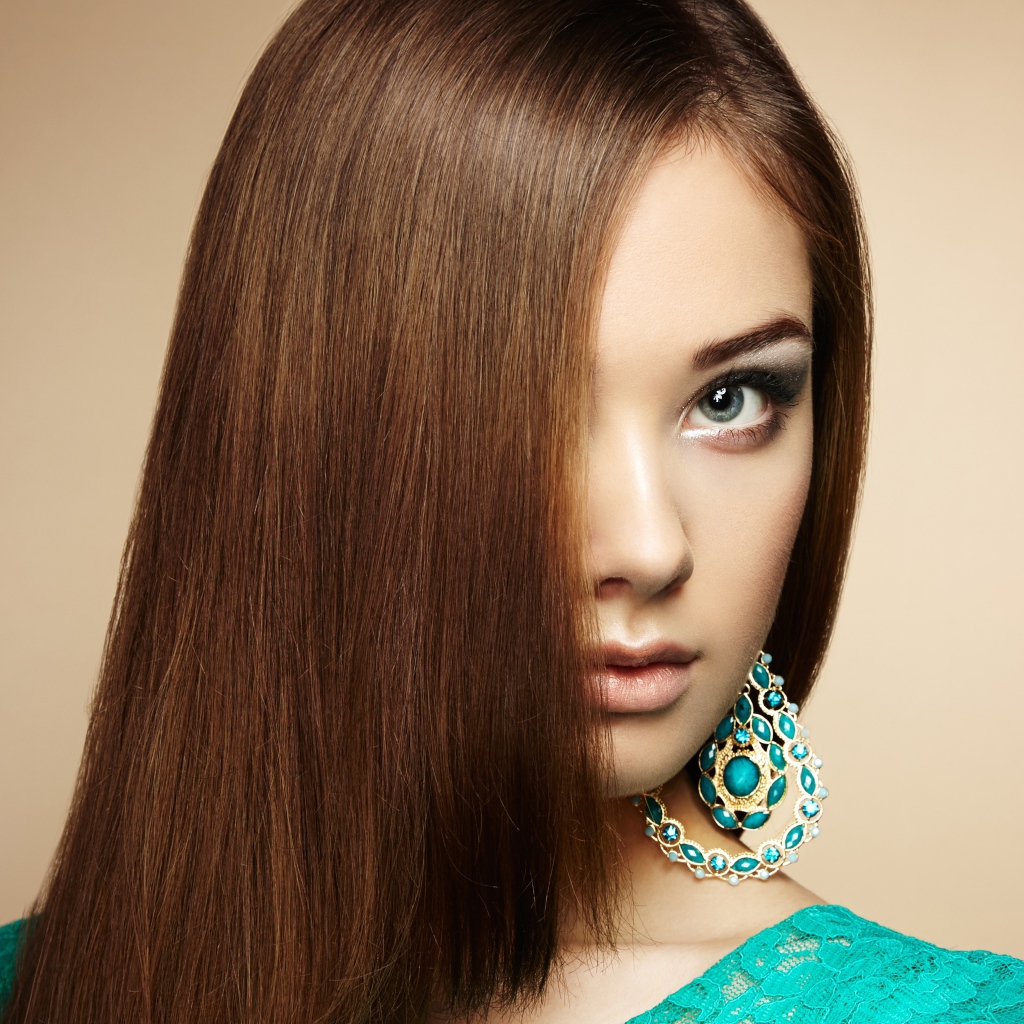 Молодая эффектная девушка с бирюзовыми серьгами