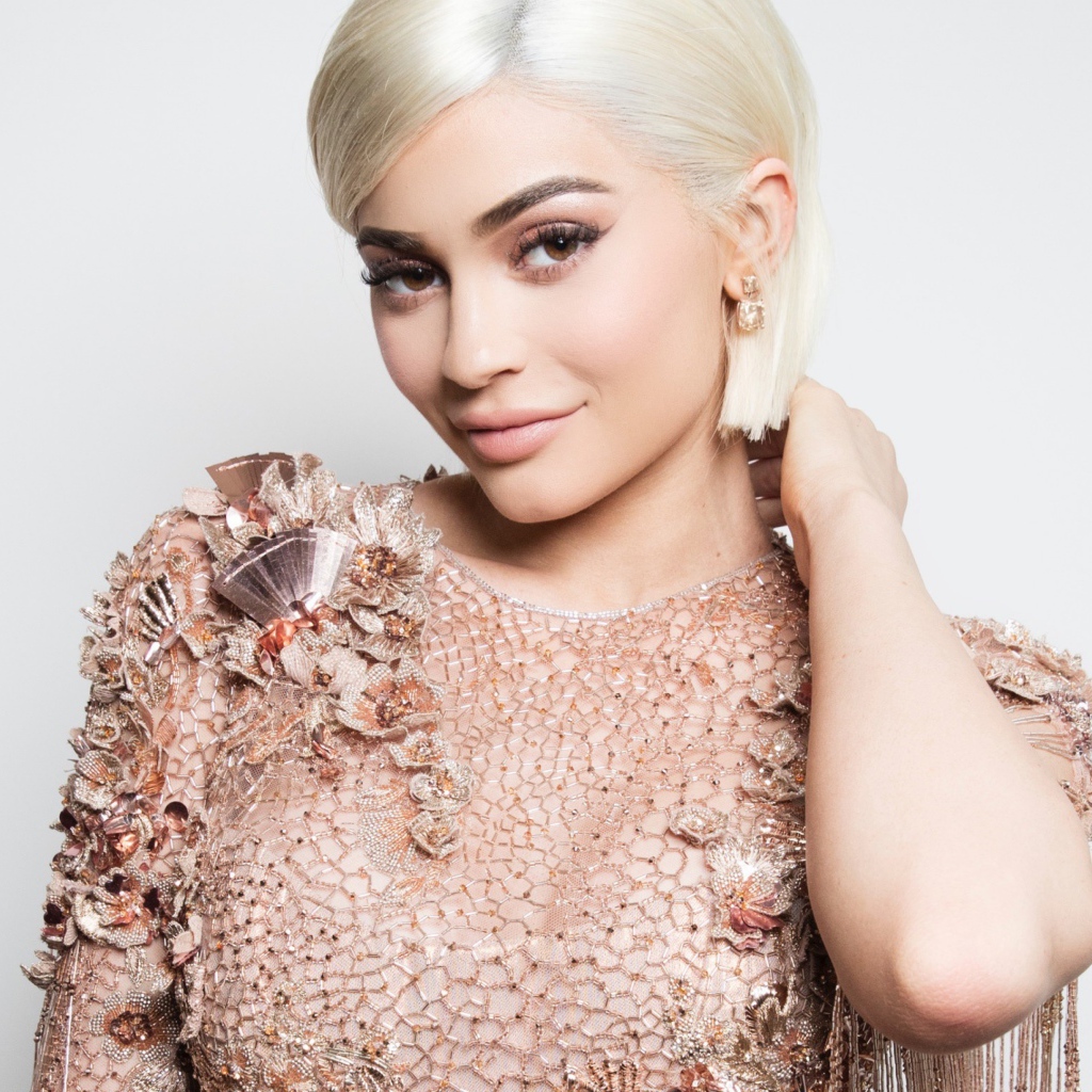 Американская модель Кайли Дженнер в красивом платье